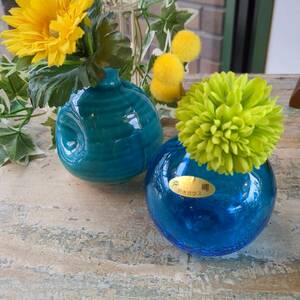 a463 一輪挿し２個ブルーセット トルコブルーとキラキラ青ガラスが素敵　小ぶりで丸みのあるフォルム　陶器と沖縄ガラスの２種類　ミニ花瓶