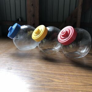 駄菓子屋　ガラス瓶　キャンディポット　3個　蓋　赤　青　黄色　お菓子瓶　容器　猫瓶　雑貨屋瓶