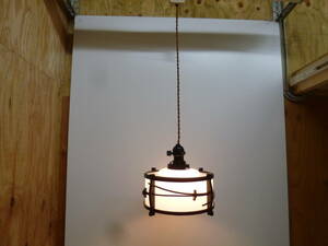 【5865】昭和レトロ　乳白色　ガラス電傘　木枠　直径約21.5ｃｍ　吊り下げ照明　36Wシリカ電球(新品)付き　【シェード以外は新品です】