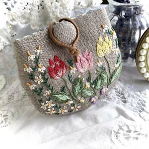 ♪はんど刺繍**やっぱり可愛いミニケース“(ポーチ)花アレンジメント刺繍…チューリップ…ちび可愛handmade