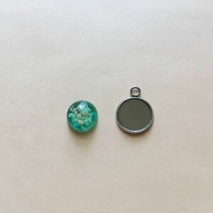 ドライフラワーのカボションとミール皿のチャーム＊1セット＊ホワイト＊グリーン＊304ステンレス＊12mm＊かすみ草