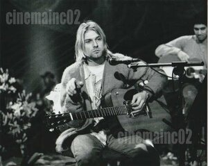 ニルヴァーナ（Nirvana）/ライブでギターを持って唄うカート・コバーンの写真/白黒