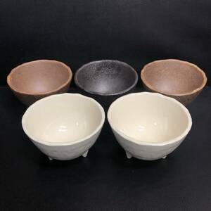 《食器》 銘無「脚付きのお碗 5個セット：茶・白・黒」 高さ：約7cm・口：約12.5cm どんぶり碗 和食器：5点