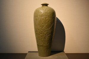 【GE】M379【コレクター所蔵品】時代 越州窯青磁花瓶 /中国古玩 中国美術 花器 骨董品 時代品 美術品 古美術品《高さ45㎝以上》