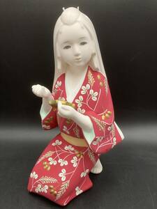 ★◆【USED】博多人形 美人座姿 伝統工芸 置物 陶器 着物 インテリア 日本人形 女性 女の子 裁縫姿 80サイズ