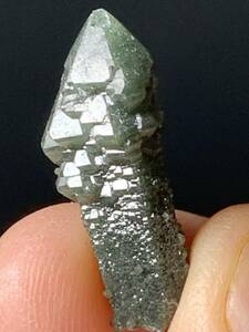 小さな内蒙古産緑水晶・4・3g（中国産鉱物標本）