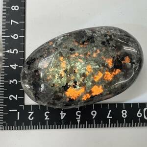 【E22398】 ユーパーライト 蛍光鉱物 タンブル ペブル 蛍光 天然石 パワーストーン 握り石 磨き石