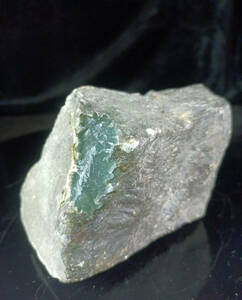 極品　高冰種帝王緑翡翠原石　２.９９キロ