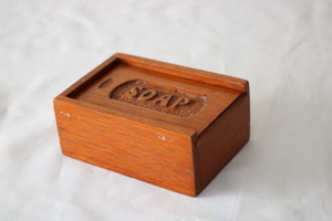 ■ 珍しい、木製手彫りのソープケース/石鹸箱/イギリスのアンティーク/ヴィンテージ ■