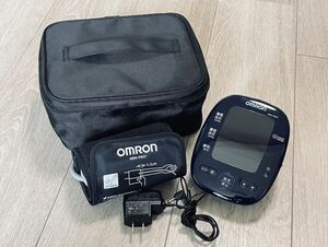 美品 オムロン OMRON 上腕式 血圧計 Bluetooth 通信機能搭載 HEM-7281T HEM-7280シリーズ 専用ケース付 健康管理 介護