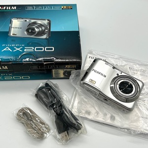 【J-15】美品　デジカメ　FUJIFILM　FINEPIX　AX200　単三電池仕様　デジタルカメラ　シルバー　富士フイルム　通電確認　現状品