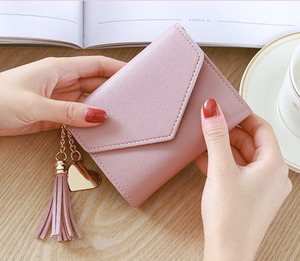 ミニ財布 ピンク色 折りたたみ財布 コンパクトサイズ シンプルデザイン（匿名配送）
