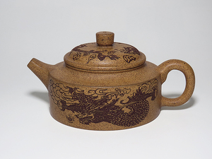 中国伝統工芸品陶器.紫砂.朱泥の急須.龍の彫り物.無傷。