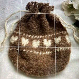 ふわふわハート模様編み込み 巾着型ポーチ 手編み