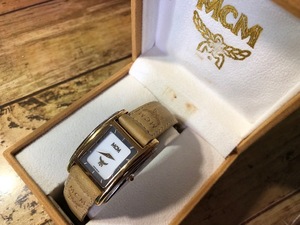 BK0122 良品 ケース付 レア MCM エムシーエム SWISS MADE ホワイト文字盤 ロゴダイアル・純正ベージュ系革ベルト クオーツ メンズ 腕時計