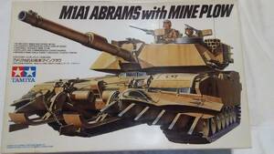 タミヤ製プラモデル 1/35スケール アメリカ戦車「M1A1」内部パーツのビニールは、未開封です。【ca002】