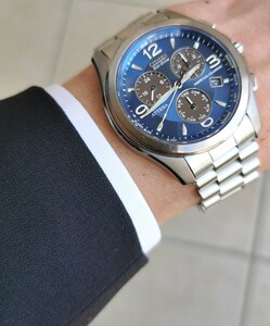 シチズンのビジネスウォッチ　青い文字盤のソーラー腕時計　ベルト社外品