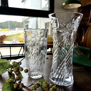 k120 スミレや野花などのボタニカルなモチーフ エンボス ガラス花瓶 フラワーベース 2個セット 高さ25㎝/20㎝ インテリア雑貨