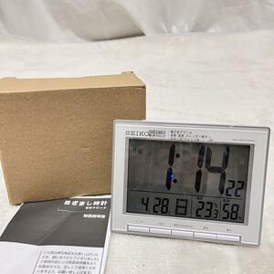 SEIKO セイコー クロック 目覚まし時計 電波 デジタル カレンダー 温度 湿度 表示 大型画面 銀色 メタリック SQ786S 