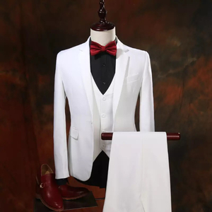 新品メンズ ホワイト 礼服 3点セット 上着 ズボン ベスト 舞台 衣装 細身仕様 結婚 48号～60号声楽 演奏会 カラースーツ 余興 司会など