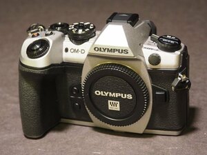 S959 OLYMPUS デジタルミラーレス一眼カメラ OM-D E-M1Ⅱ MarkⅡ ボディのみ シルバー バッテリー・充電器付属 オリンパス