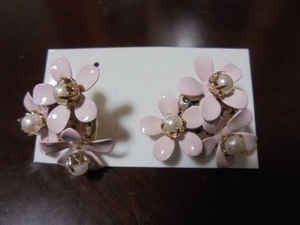 未使用　お花とパール飾りのピアス　ピンク　定価1810円