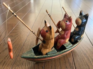バリ猫　木製　舟釣り3匹　全長17.5cm　置物　ネコ　フィッシング　アジアン　バリ　手作り　手彫り　インドネシア、バリ島製　送料無料