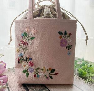 handmade野花の手刺繍 巾着型トートバッグ(ピンクリネン)ハンドメイド コットンリネン 花柄刺しゅう プレゼントに！母の日