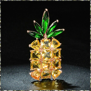 [BROOCH] Yellow Green Crystal CZ Pineapple Fruit イエロー & グリーン CZ ゴールド ベース パイナップル ペンダント TOP 4.5cm ブローチ