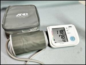 ★AND エー・アンド・デイ デジタル血圧計 UA-1020B USED★