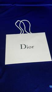 Dior　紙手提げバッグ　ショッピングバッグ　白手持ち　幅　およそ　25ｃｍ　硬い紙質 しっかりしています 中古 美品 クリスマス