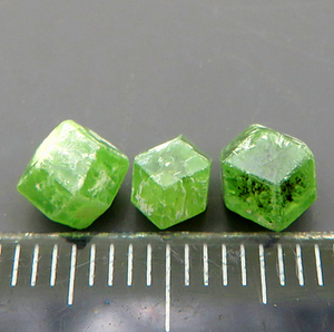 デマントイド Demantoid (緑の灰鉄ザクロ石 Andradite) 珍しいパキスタン産 瑞浪鉱物展示館 5041