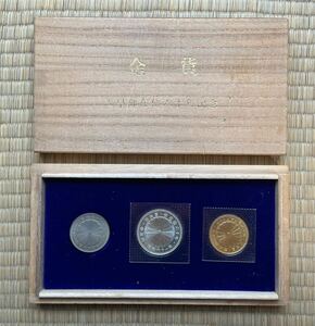 昭和天皇御在位六十年記念貨幣セット 10万円金貨 1万円銀貨 五百円白銅貨