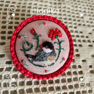 桜文鳥さんとカーネーションの刺繍ブローチ　新品　ハンドメイド作品　鳥　母の日プレゼント