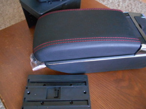 汎用 収納ボックス 車肘置き 肘掛け 多機能 コンソールボックス USBポート付き 内装 アームレスト 新品未使用