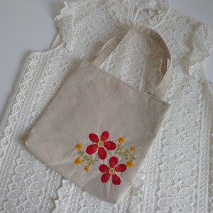 手刺繍　ハンドメイド　赤い花　野の花　バッグ　トートバッグ