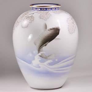 【開】『オールド香蘭社』 上手色絵白桜に遊魚（鯉）画大花瓶 高さ31cm KS54