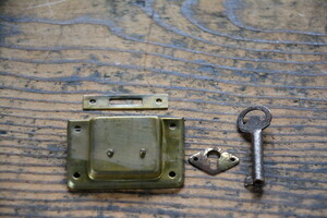 NO.9169 古い真鍮の面付引き出し錠 50mm 検索用語→A50gアンティークビンテージ古道具真鍮金物鍵小引き出し本箱