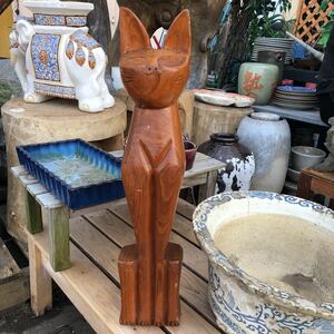 木製　ネコの置物　タイ製　ハンドメイド　一刀彫り　現状