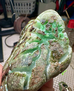 極品　明料　冰種陽緑翡翠原石　重さ684グラム