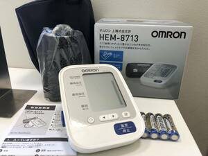 【A】【11880】未使用　OMRON オムロン 上腕式血圧計 自動電子血圧計 HEM-8713 ホワイト 電池式