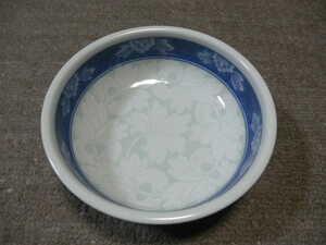 有田焼　菓子鉢　茶陶　染付の中に青磁風の絵付けあり　径16.5cm　
