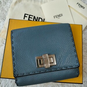 FENDI フェンディ 折財布 三つ折り ミディアム サイフ セレリアピーカブー PEEKABOO ターンロック シルバー金具 ローマ 型押し レザー 本革