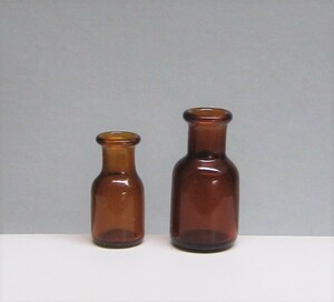 １２分の１ミニチュア・ガラス瓶ブラウン2個セット・実験器具・花瓶・ドイツ製・ドールハウス・オビツ11、プチブライスなどドールお供にも