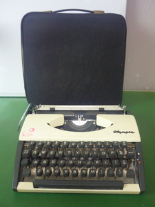 送料無料／動画あり／アンティーク　■ Olympia 旧西ドイツ製 英文タイプライター WERKE AG WILHELMSHAVEN（管4091901）