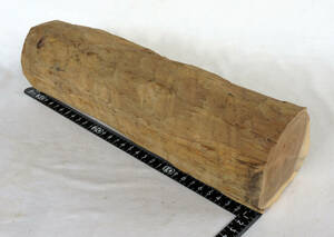 木材・香木の白檀・丸太・重さ約１５８６グラム・長さ約３１．５センチ