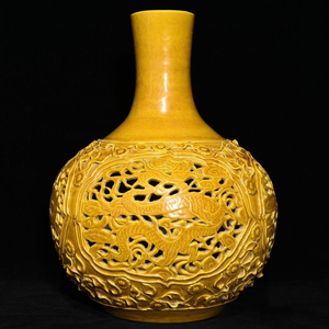 明代　黄釉　透き彫り　龍紋天球形磁瓶