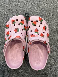 【新品】クロックス　いちご柄　23cm CROCS ピンク