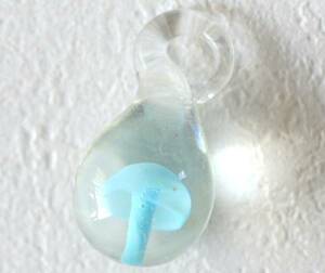 新品 透明ガラス中の水色キノコ ペンダントトップ ガラスパーツ