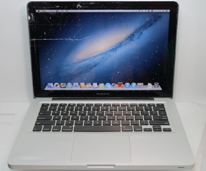 Apple MacBook Pro (13-inch,Mid2009)/Core2Duo P8400 2.26GHz/4GBメモリ/HDD320GB/Mac OS X Mountain Lion 10.8/保護ガラス割れ #0412